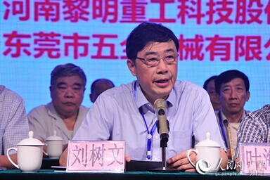 中國無機鹽工業(yè)協(xié)會碳酸鈣行業(yè)分會會長劉樹文主持年會