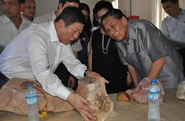 老撾國家主席朱馬里在考察葉臘石項目礦區(qū)現(xiàn)場