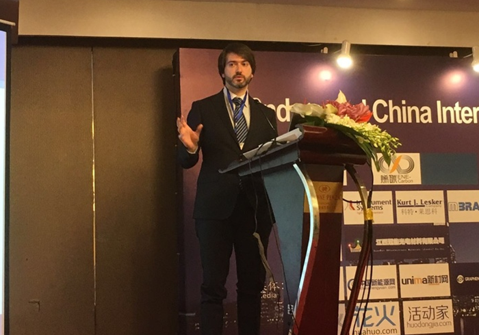 英國(guó)劍橋大學(xué)石墨烯研究中心的Antonio Lombardo做題為“Graphene high frequency and THz electronics”的報(bào)告