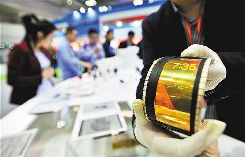 戴在腕上的不一定是表，是重慶造石墨烯柔性屏手機(jī)