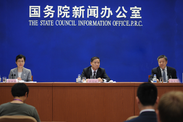 國務(wù)院辦公廳出臺《關(guān)于促進(jìn)建材工業(yè)穩(wěn)增長調(diào)結(jié)構(gòu)增效益的指導(dǎo)意見》，對非金屬礦材料、裝備產(chǎn)業(yè)發(fā)展提出具體建議