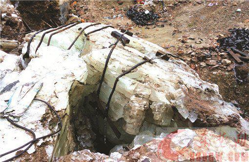 湖北現(xiàn)全國最大天然透明石膏 重量超過100噸
