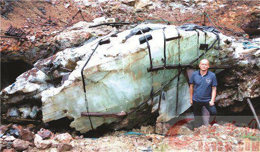 湖北現(xiàn)全國最大天然透明石膏 重量超過100噸