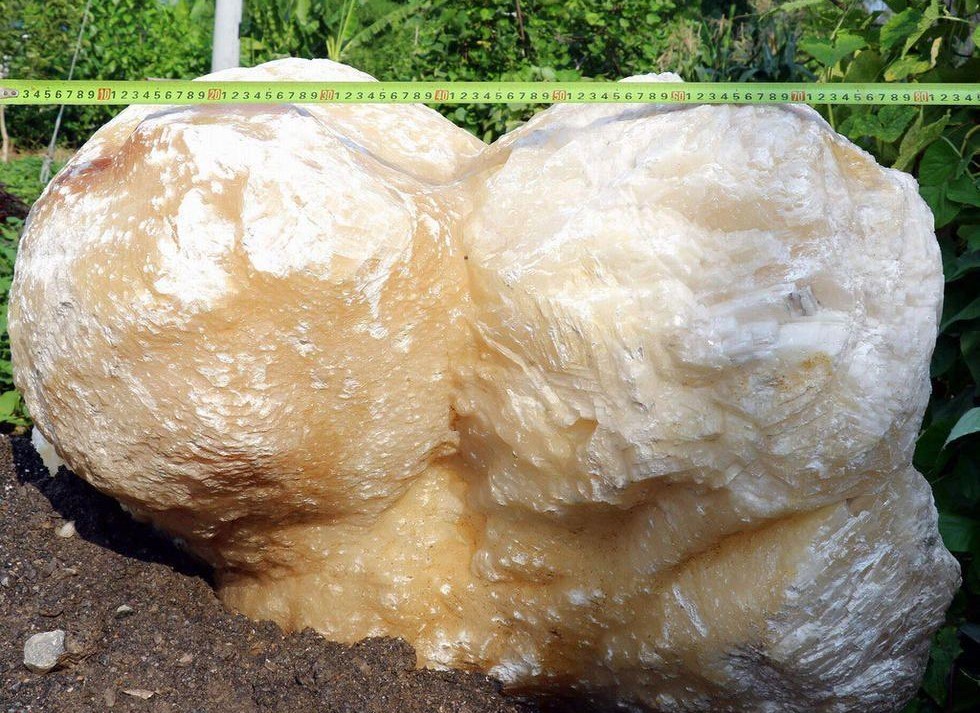 四川山中發(fā)現(xiàn)2.1噸重冰洲石晶體 系特種非金屬礦物