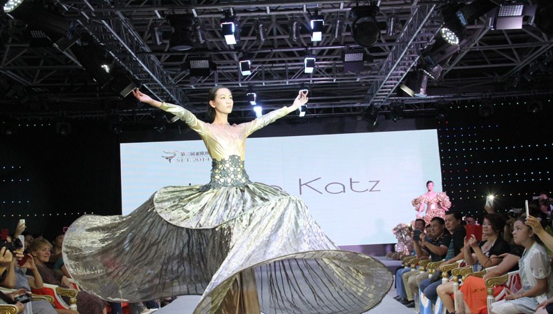 美國(guó)科學(xué)家研發(fā)出新型塑料服裝面料 穿上可自動(dòng)降溫