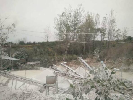 無視大氣污染防治法 南召鈣粉廠工業(yè)揚塵污染嚴重