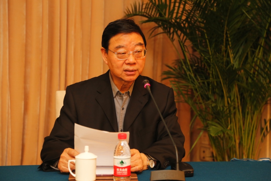 中國工程院院士孫傳堯主持學(xué)術(shù)報(bào)告會(huì)