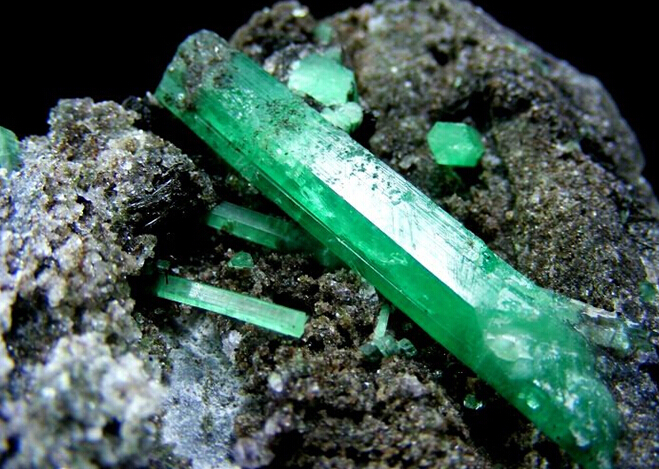 云南文山掛牌成立紅藍(lán)寶石協(xié)會(huì)