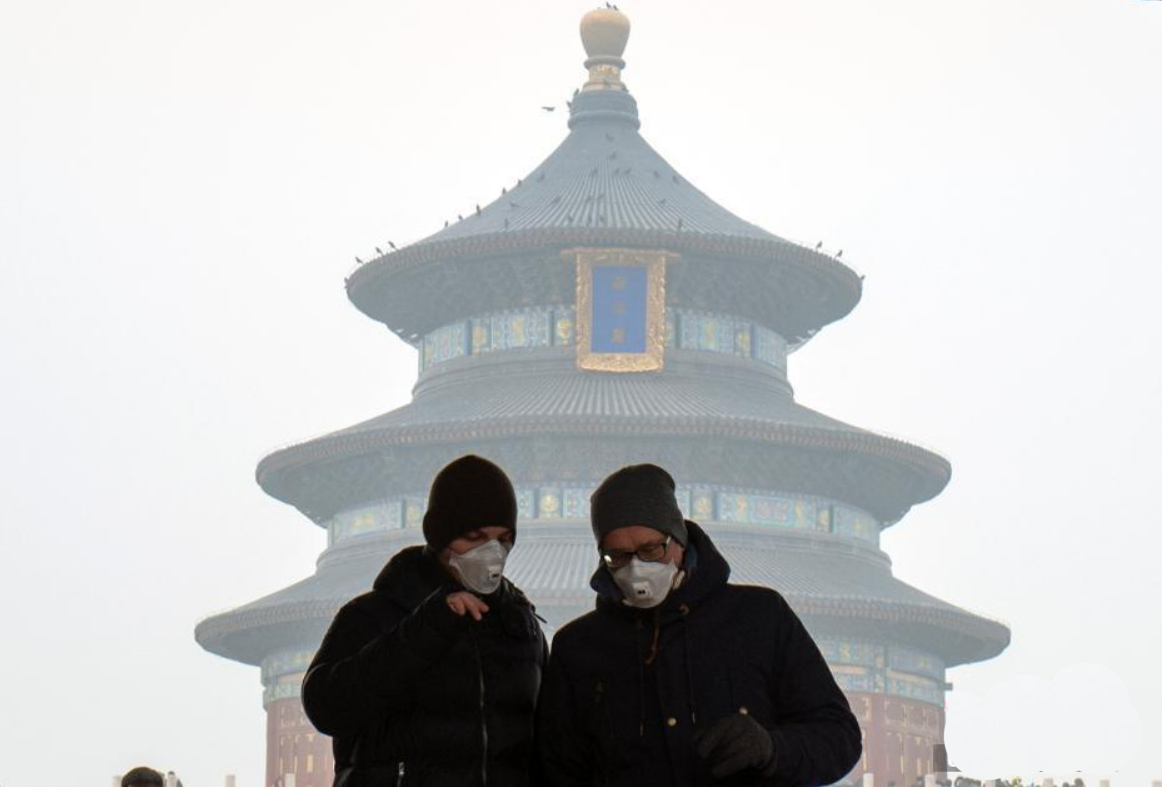 元旦期間外國游客在霧霾中游覽北京天壇公園