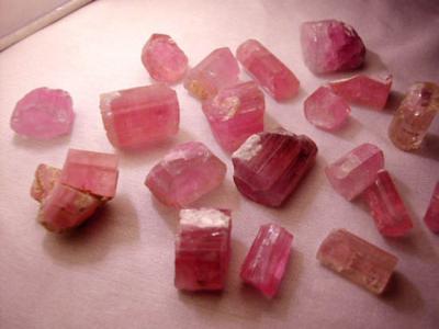 結(jié)晶良好、色澤鮮艷的紅柱石