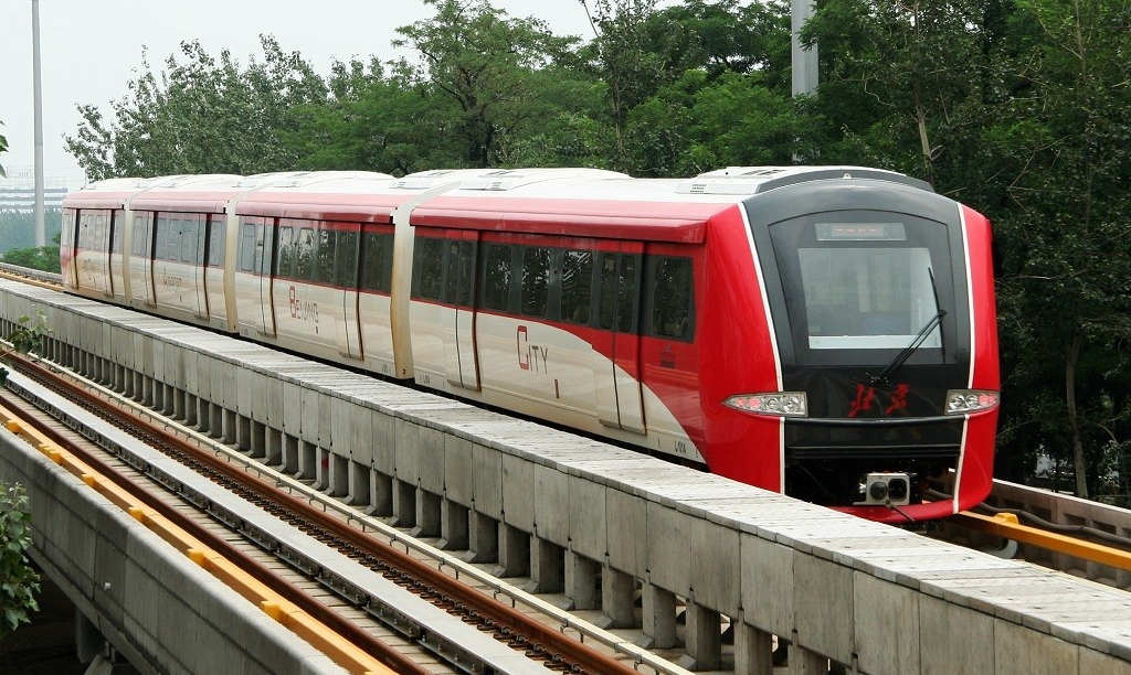 自主研制直線電機(jī)牽引系統(tǒng)成功應(yīng)用于首都機(jī)場(chǎng)線的軌道交通車輛并投入實(shí)際運(yùn)行