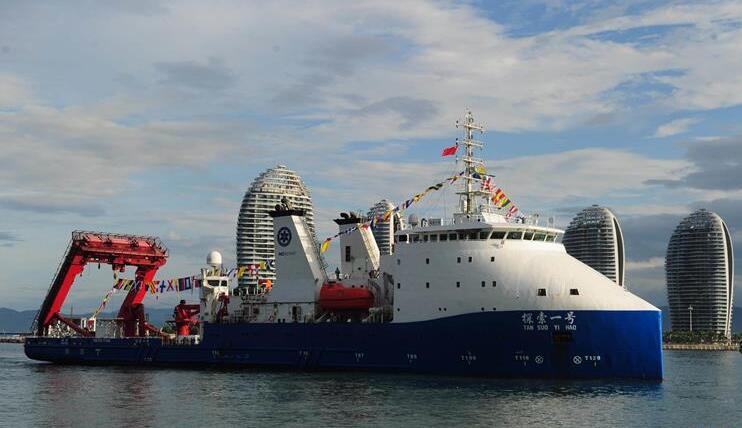 “探索一號(hào)”科考船在馬里亞納海溝開(kāi)展了我國(guó)第一次綜合性萬(wàn)米深淵科考活動(dòng)