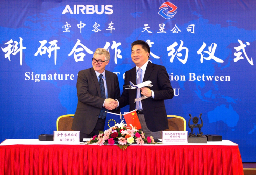 華中科技大學(xué)張海鷗教授與法國(guó)空客公司舉行了技術(shù)合作簽約儀式
