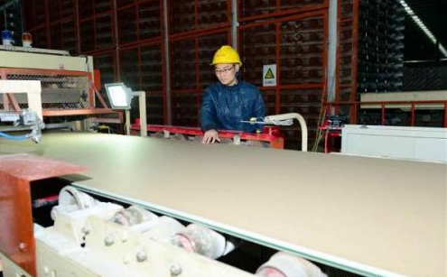 變廢為寶-湖北保康將石膏廢渣變成新型裝飾材料石膏板