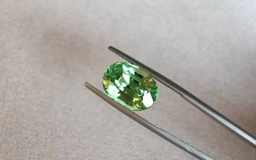 翠榴石價(jià)格為什么是石榴石家族中最貴的？