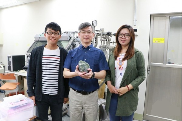 蛇紋石比石墨烯還牛？無(wú)毒環(huán)保的天然礦電池成功問(wèn)世