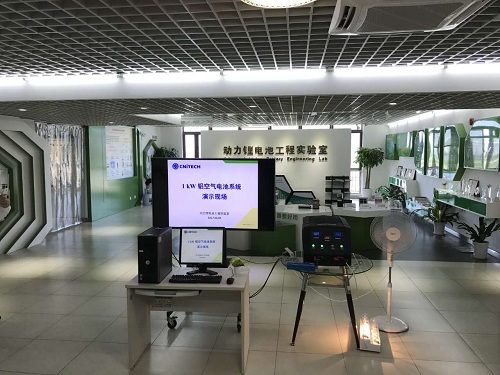 圖3 鋁空氣電池發(fā)電系統(tǒng)演示現(xiàn)場