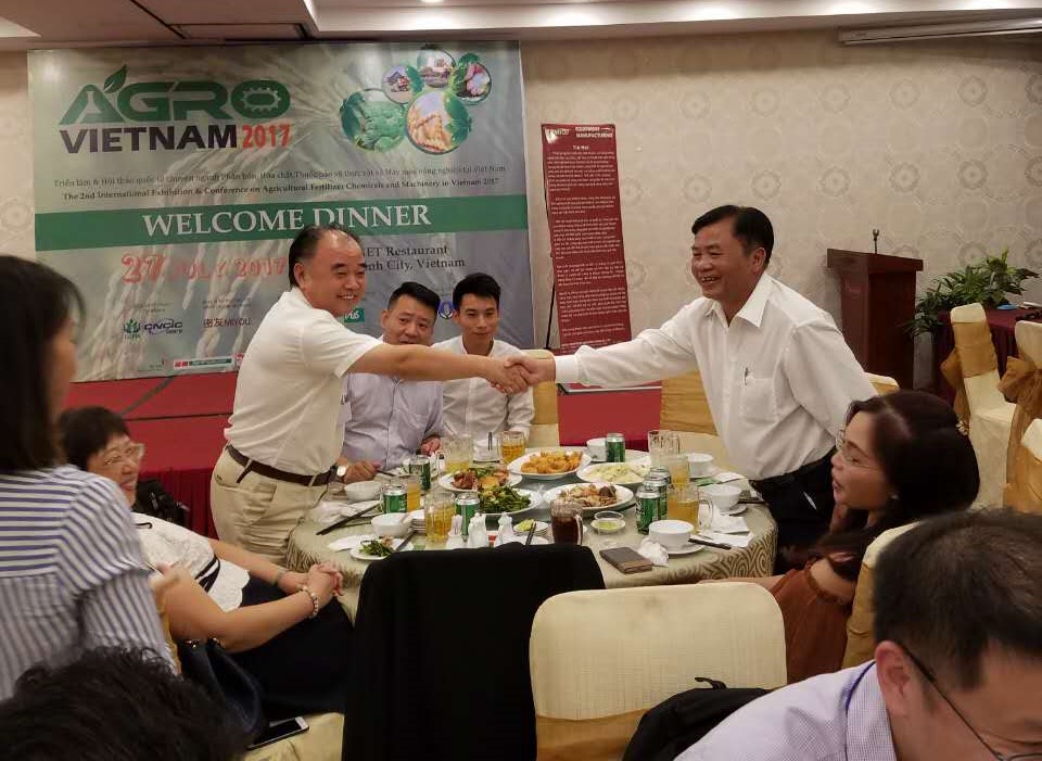 密友集團(tuán)總裁吳建明與越南農(nóng)藥協(xié)會會長握手