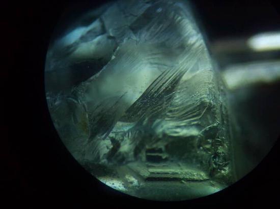 托帕石：怕敲擊、怕摔打