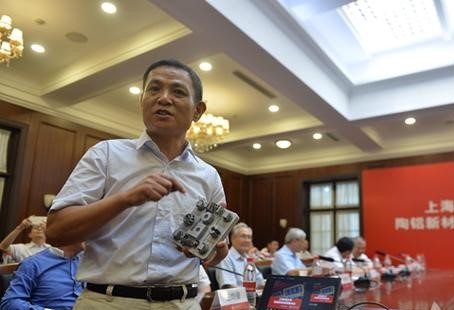 上海交大王浩偉教授正在發(fā)布會(huì)上介紹納米陶瓷鋁合金新材料