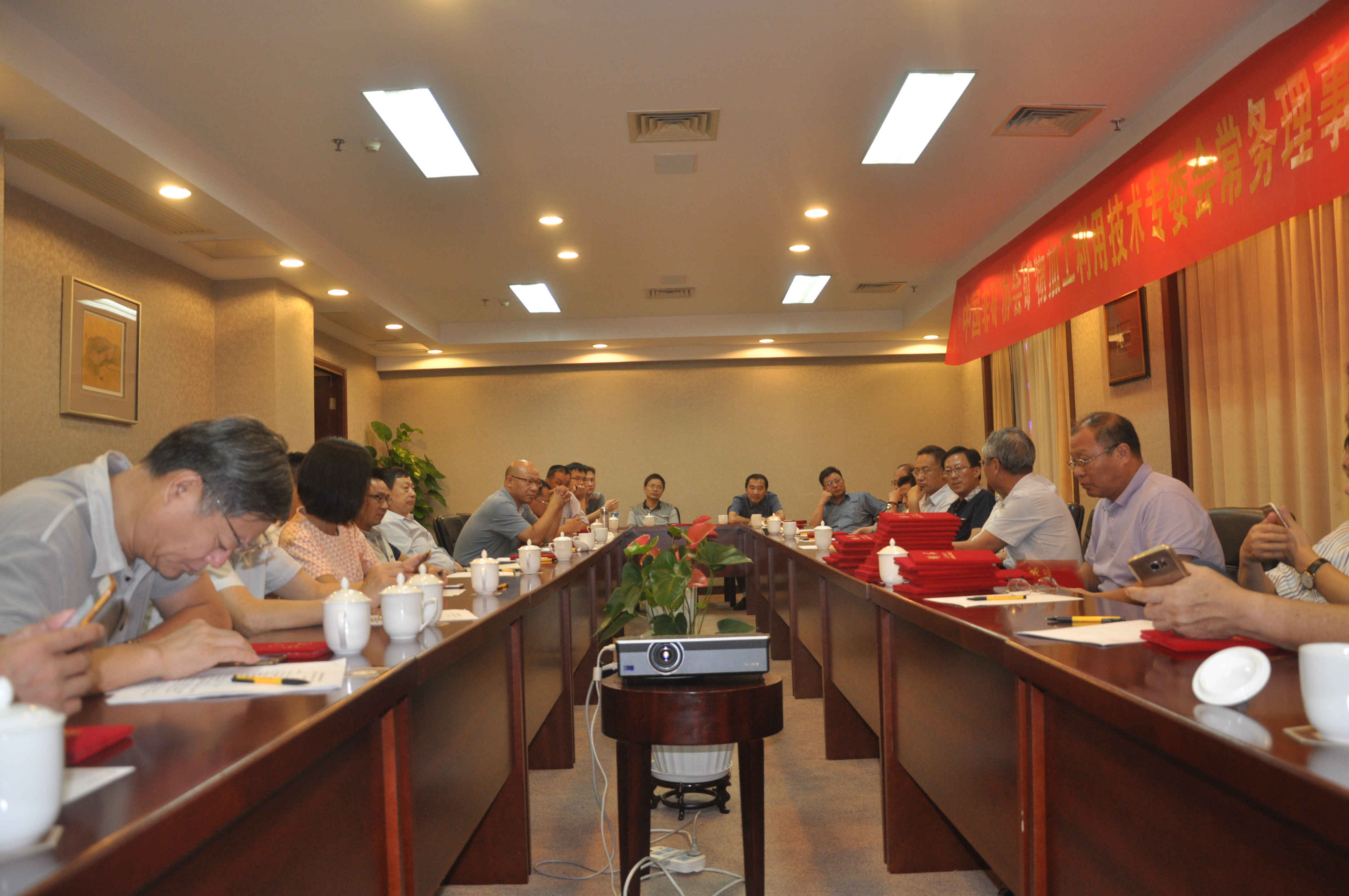 2017年中國非金屬礦工業(yè)協(xié)會(huì)礦物加工利用技術(shù)專委會(huì)常務(wù)理事會(huì)在蘇州順利召開