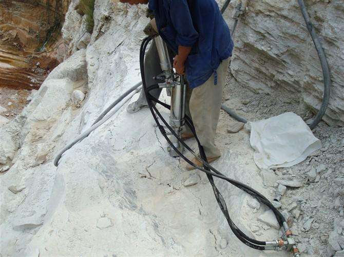 陜西城固縣一石英礦山非法爆破 致3死2傷