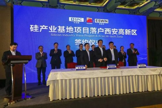 超百億硅產(chǎn)業(yè)基地落戶西安高新區(qū) 　　硅基材料 硅產(chǎn)業(yè) 　　 　　  　　12月9日，陜西省西安市高新區(qū)與北京奕斯偉科技有限公司、北京芯動(dòng)能投資管理有限公司共同簽署了合作意向書，宣布硅產(chǎn)業(yè)基地項(xiàng)目落戶高新區(qū)。 　　據(jù)了解，該項(xiàng)目總投資超過(guò)100億元人民幣，由芯動(dòng)能培育的半導(dǎo)體領(lǐng)域產(chǎn)業(yè)平臺(tái)北京奕斯偉科技有限公司作為主體實(shí)施，統(tǒng)一規(guī)劃，分期推進(jìn)，目標(biāo)是將硅產(chǎn)業(yè)基地打造成該領(lǐng)域全球領(lǐng)導(dǎo)者。 　　  　　目前，國(guó)內(nèi)集成電路設(shè)計(jì)、制造與封測(cè)領(lǐng)域正逐步趕超全球先進(jìn)水平，但上游核心材料成為制約集成電路產(chǎn)業(yè)發(fā)展的關(guān)鍵環(huán)節(jié)。為貫徹落實(shí)《國(guó)家集成電路產(chǎn)業(yè)發(fā)展推進(jìn)綱要》，結(jié)合西安高新區(qū)現(xiàn)有集成電路產(chǎn)業(yè)布局，北京奕斯偉科技有限公司擬發(fā)揮自身優(yōu)勢(shì)，落地硅材料產(chǎn)業(yè)項(xiàng)目，完善西安高新區(qū)集成電路產(chǎn)業(yè)鏈，填補(bǔ)國(guó)內(nèi)空白。 　　全球晶圓廠數(shù)量將持續(xù)成長(zhǎng)，預(yù)計(jì)未來(lái)硅材料缺貨將是常態(tài)。該項(xiàng)目將助力打造陜西省半導(dǎo)體全產(chǎn)業(yè)鏈，開啟中國(guó)硅產(chǎn)業(yè)的新篇章。 　　來(lái)源：人民網(wǎng) 　　