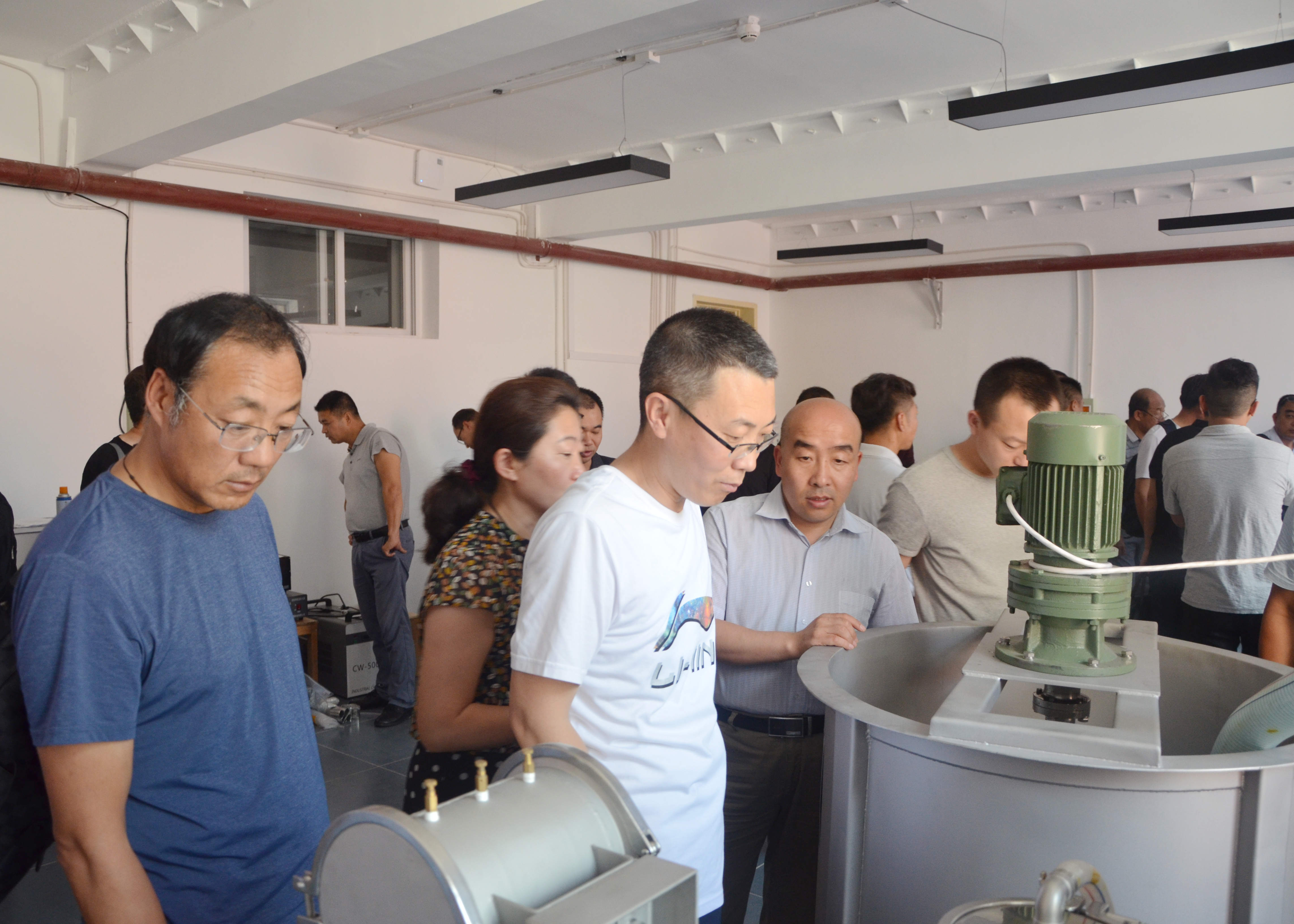 參觀“新型環(huán)境與健康礦物材料研發(fā)與應(yīng)用中心”與“粉體表面改性技術(shù)研發(fā)與應(yīng)用中心”