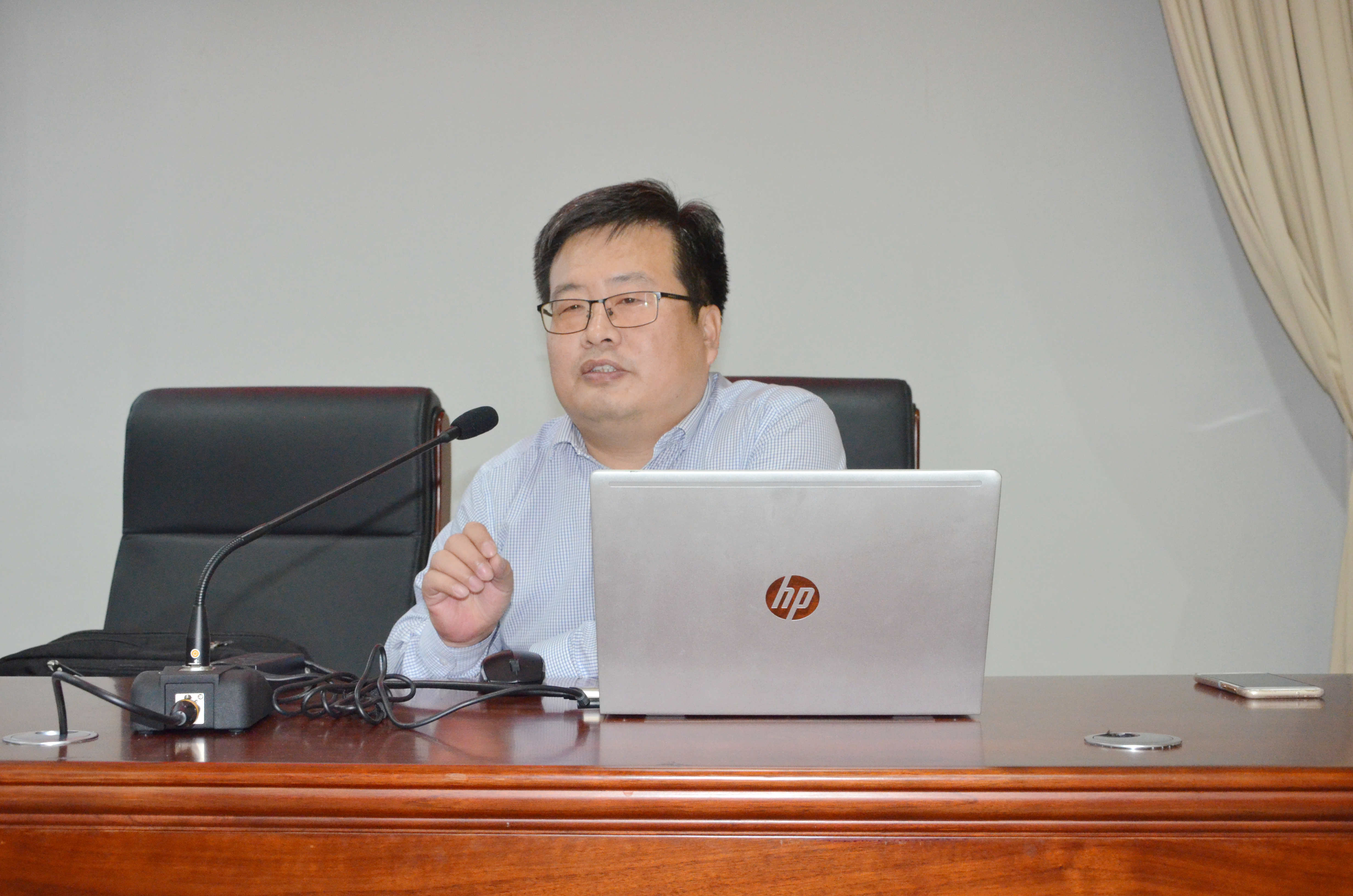 地大杜高翔應(yīng)北京工業(yè)職業(yè)技術(shù)學(xué)院邀請(qǐng)做“居家健康與室內(nèi)空氣污染治理技術(shù)與材料”交流報(bào)告