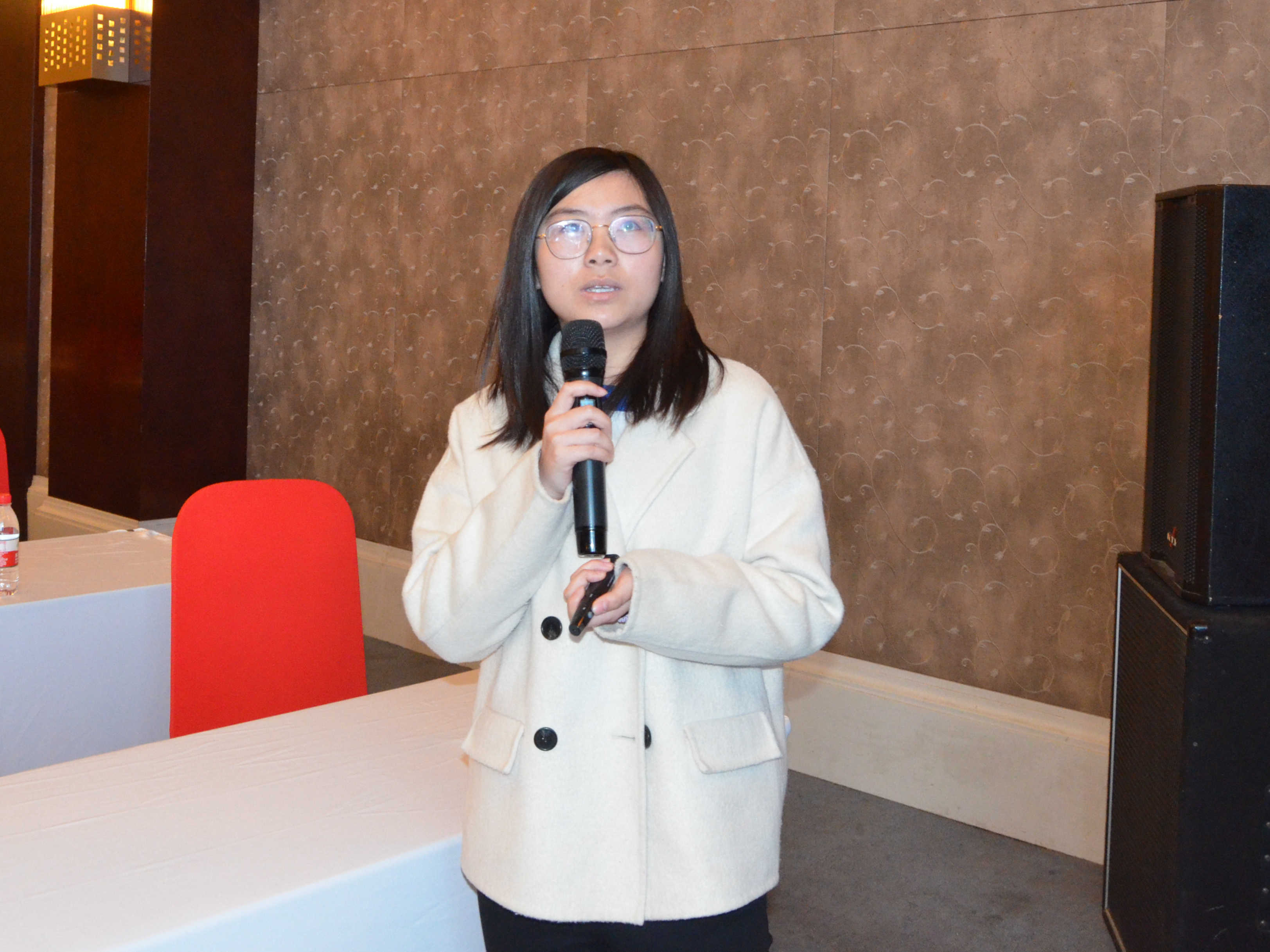 中國地質(zhì)大學(xué)（北京）教授丁浩（孫思佳博士代）作《礦物基無機(jī)抗菌材料的制備與應(yīng)用》專題報(bào)告