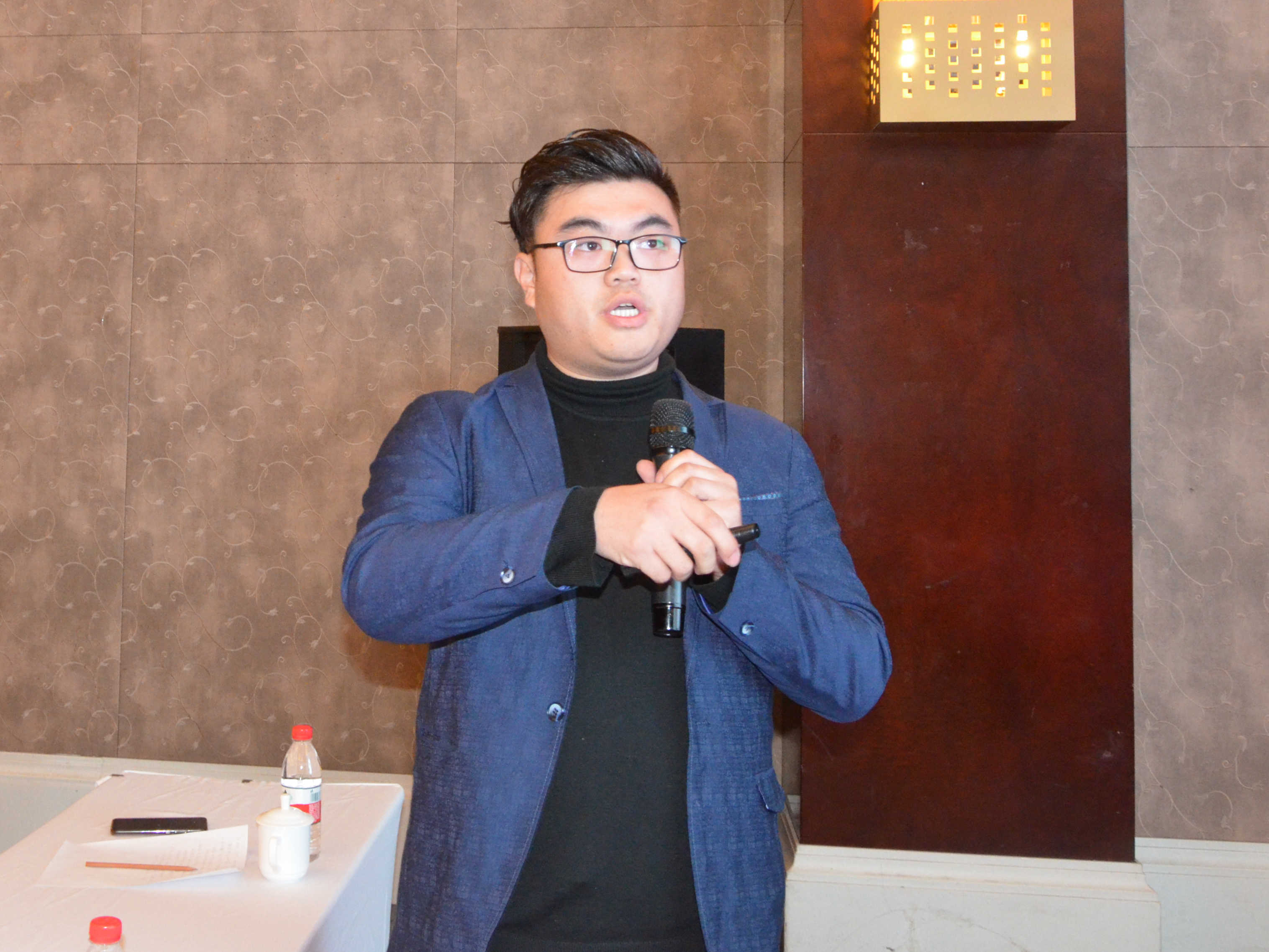 佑景天（北京）國際水環(huán)境研究中心有限公司董事長董志剛（賈東延代）作《特殊非金屬礦材料（杭錦2#土）在黃河水滴灌及土壤修復(fù)領(lǐng)域的技術(shù)創(chuàng)新》專題報(bào)告