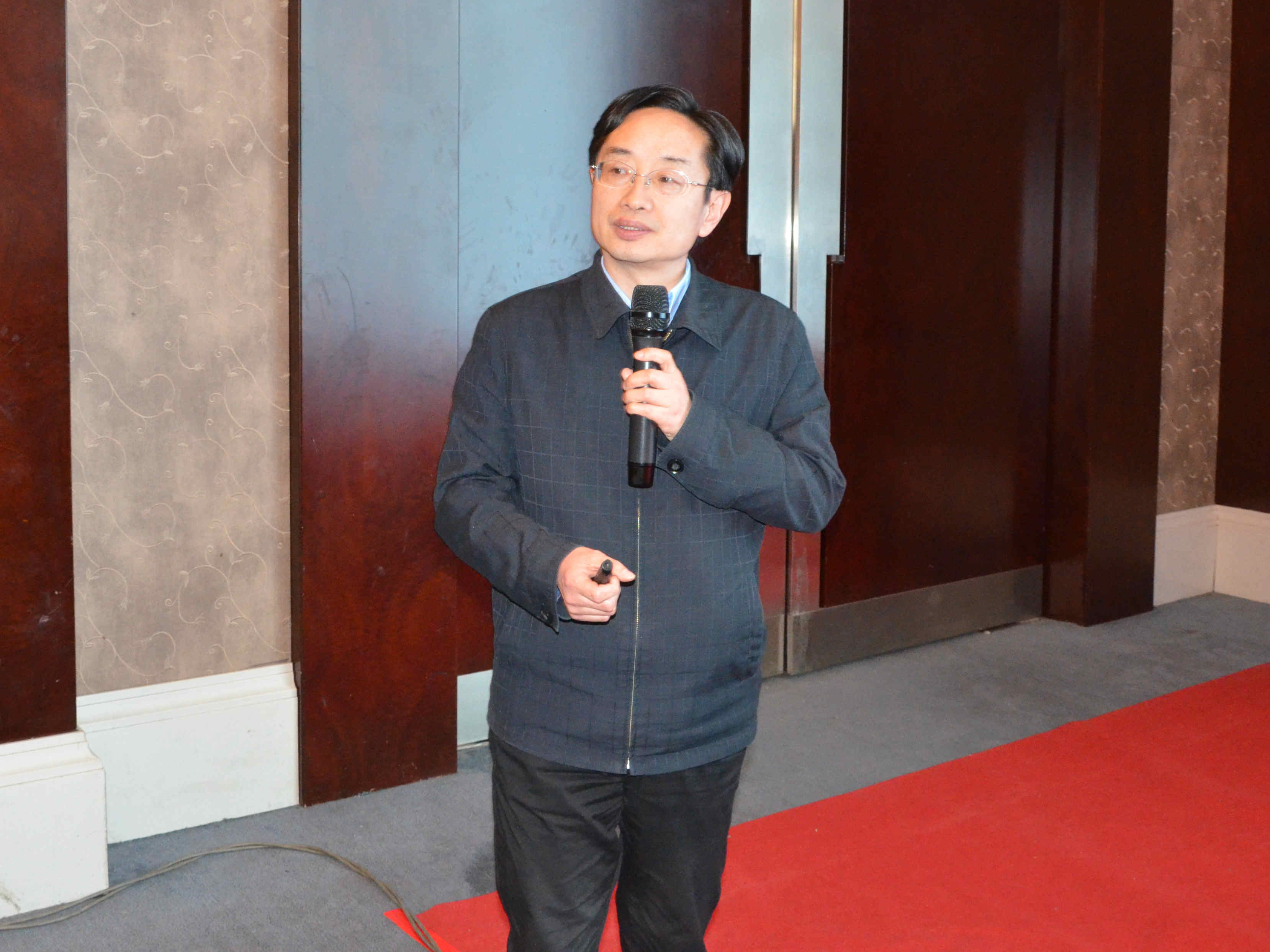 清華大學(xué)材料學(xué)院教授黃正宏作《石墨礦物環(huán)保材料及水處理應(yīng)用研究》專題報(bào)告