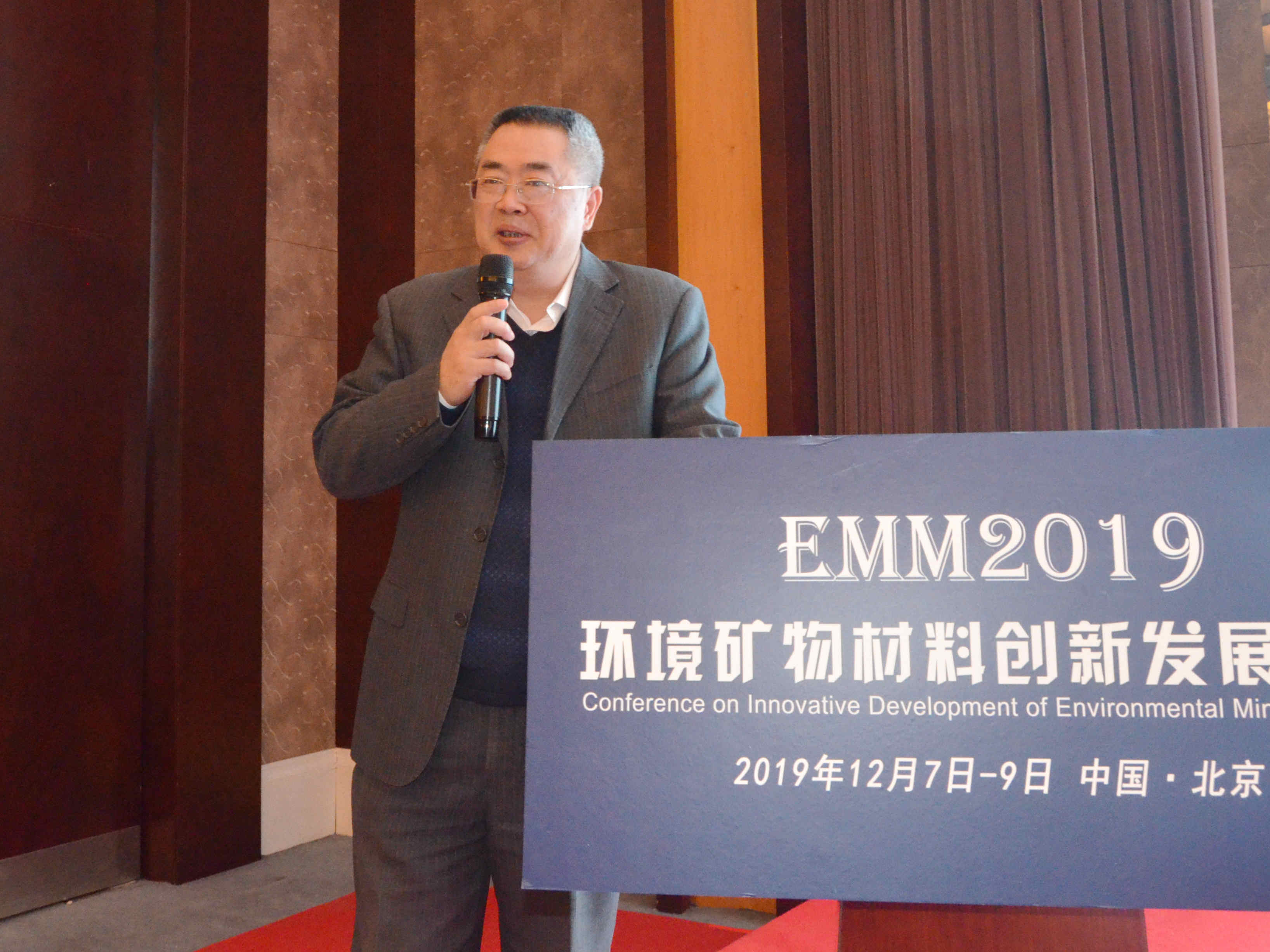 中國礦業(yè)大學(xué)（北京）教授何緒文作《礦井水利用理念、模式與技術(shù)創(chuàng)新》專題報(bào)告