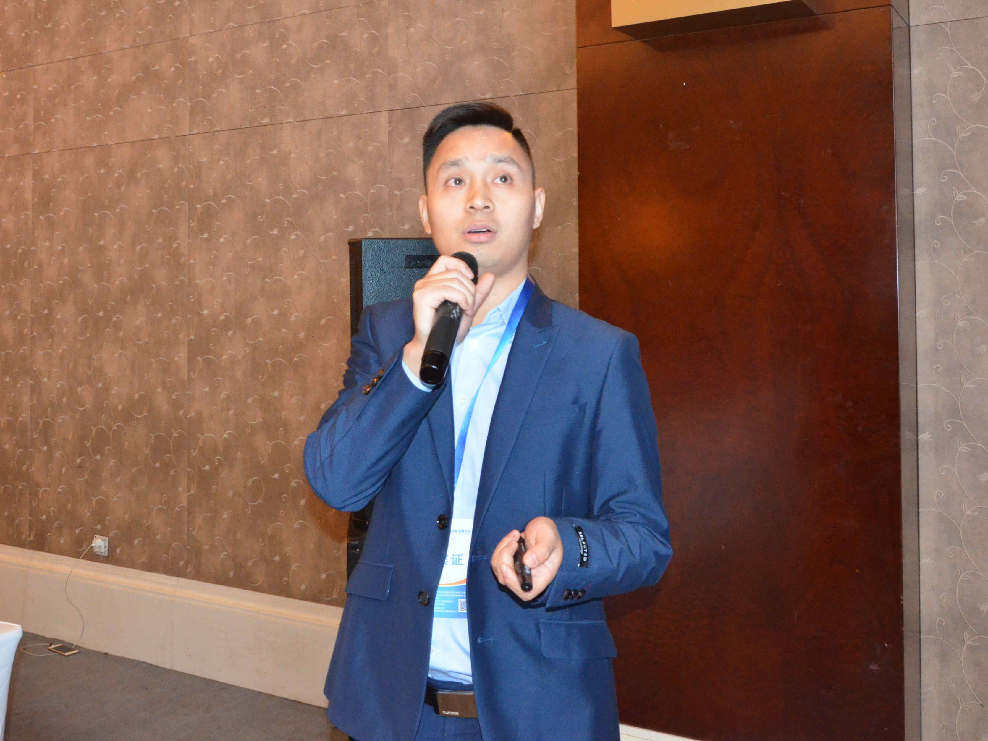 北京科技大學(xué)能源與環(huán)境工程學(xué)院教授林海（賀銀海代）作《非金屬礦物與重金屬污染土壤修復(fù)》專題報(bào)告