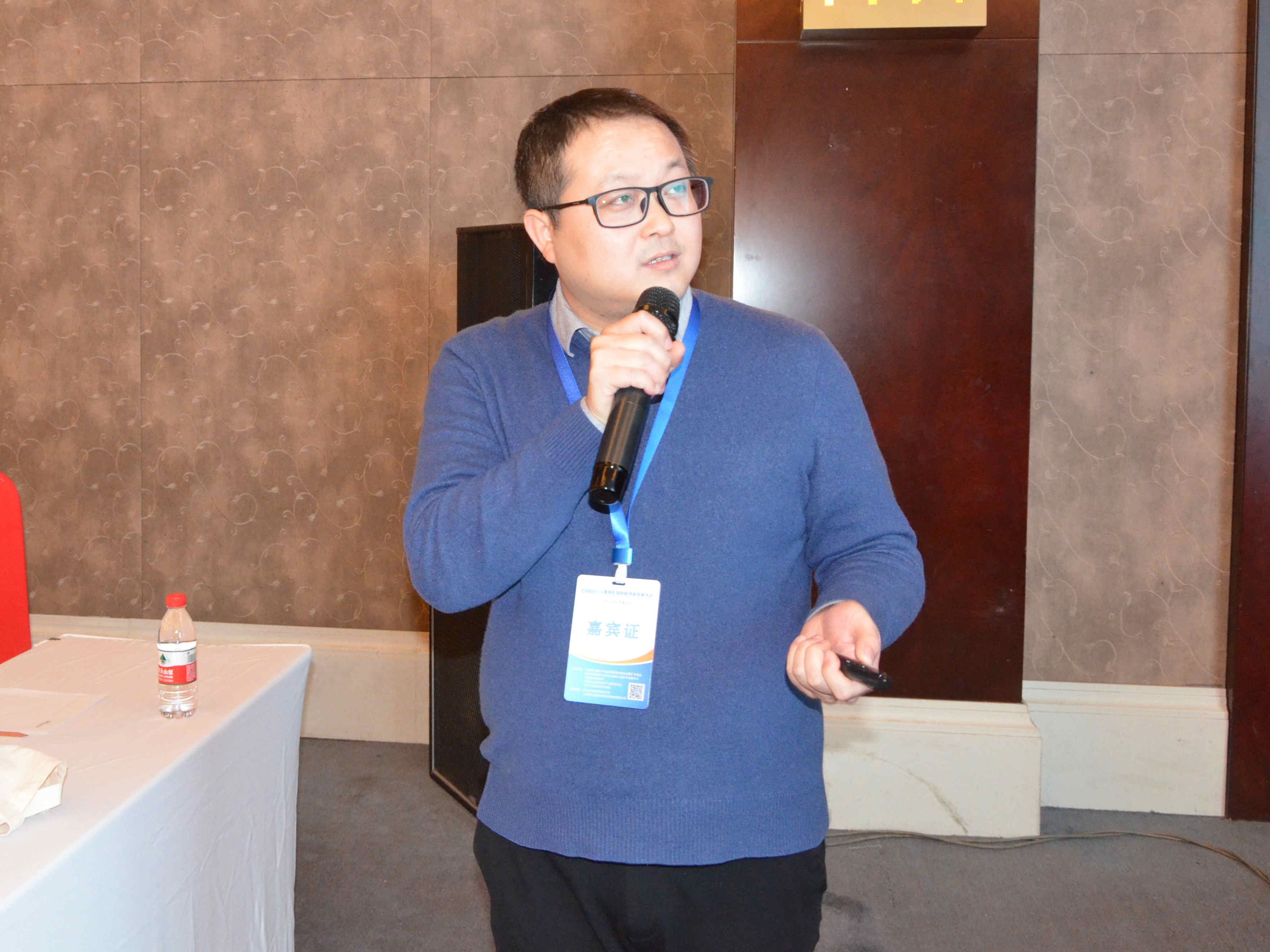 蘇州國建匯投新材料有限公司總經(jīng)理王波作《膨潤土及其改性物——高效蒙脫石SHV在水性工業(yè)漆的應(yīng)用》專題報(bào)告