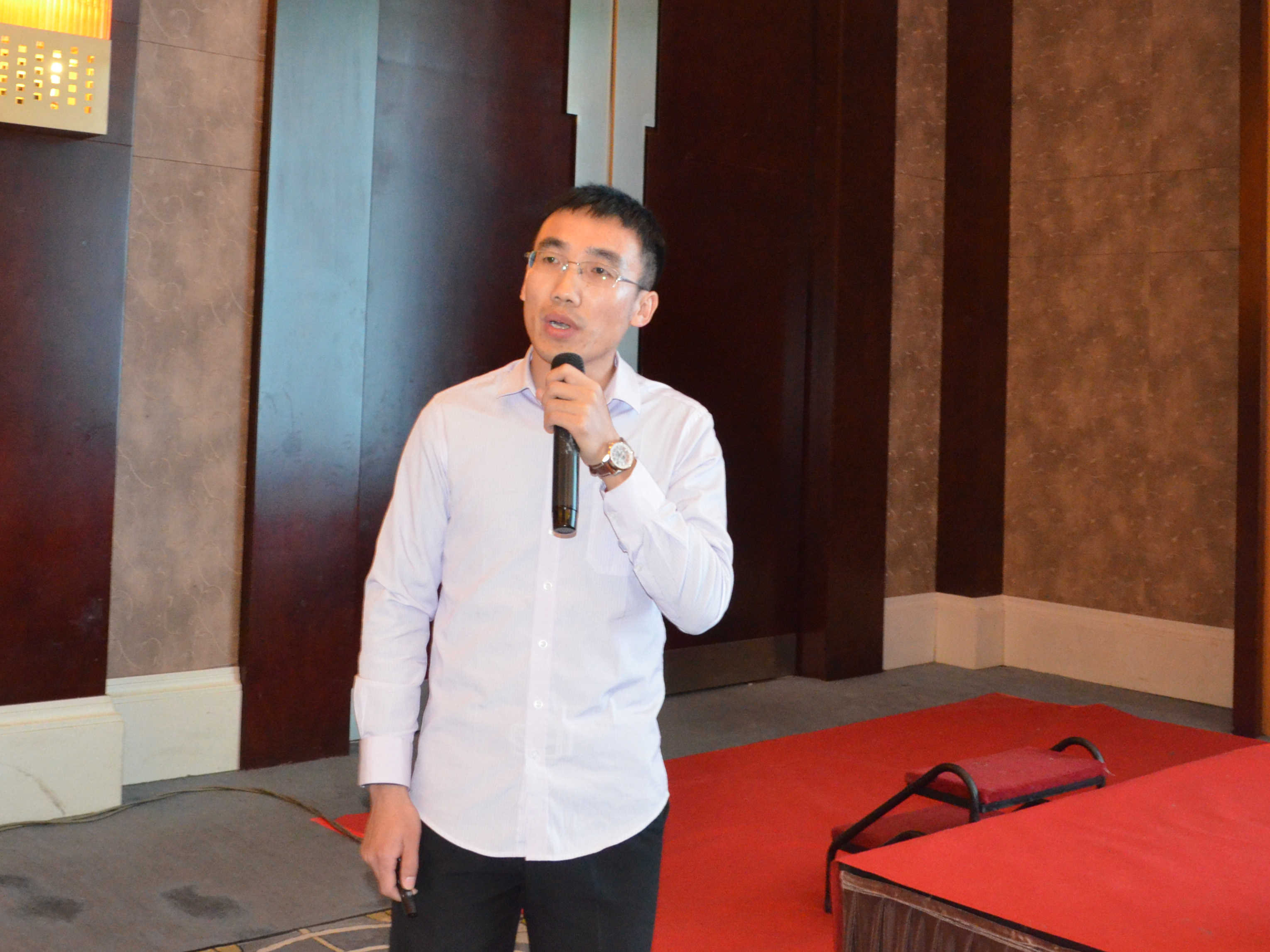 天津華勘環(huán)境治理工程有限公司技術(shù)總監(jiān)張有軍作《海泡石及改性材料對農(nóng)田鎘污染土壤的鈍化修復(fù)應(yīng)用研究》專題報(bào)告