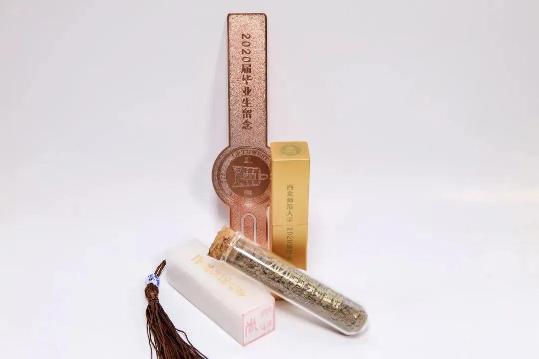 凹凸棒石基口紅及潤(rùn)唇膏…西北師大畢業(yè)禮物火了