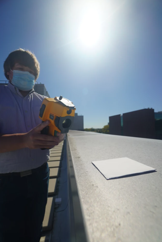 為建筑物降溫有妙招！科學(xué)家用碳酸鈣研發(fā)出能反射95.5%陽(yáng)光的超白涂料