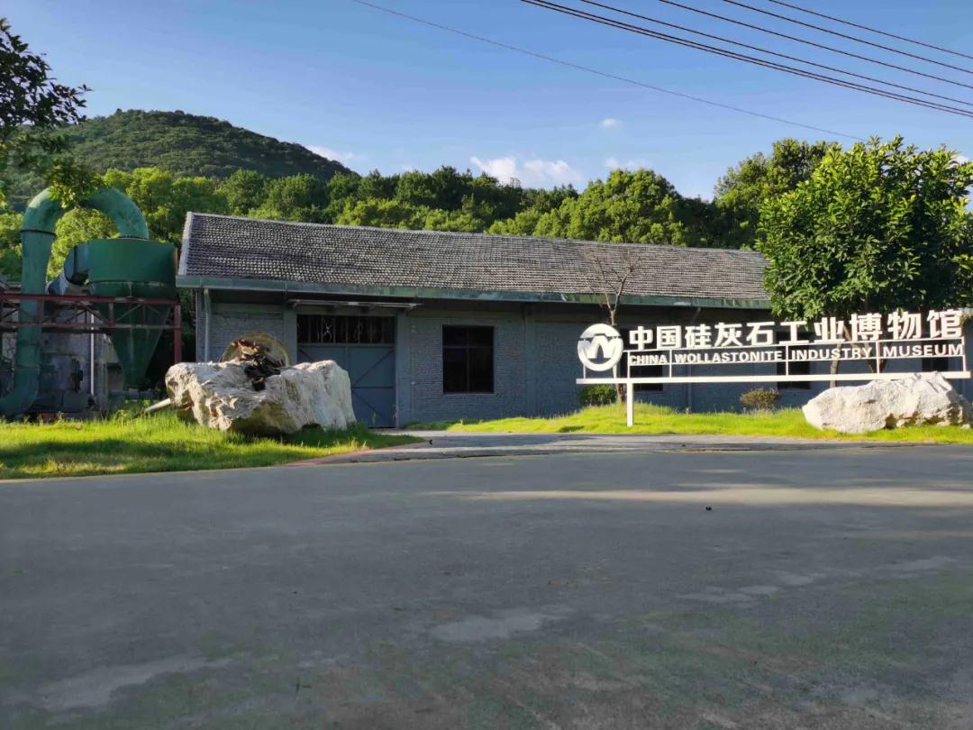 天藍(lán)地綠人和——江西新余市南方硅灰石有限公司創(chuàng)建綠色礦山紀(jì)實(shí)