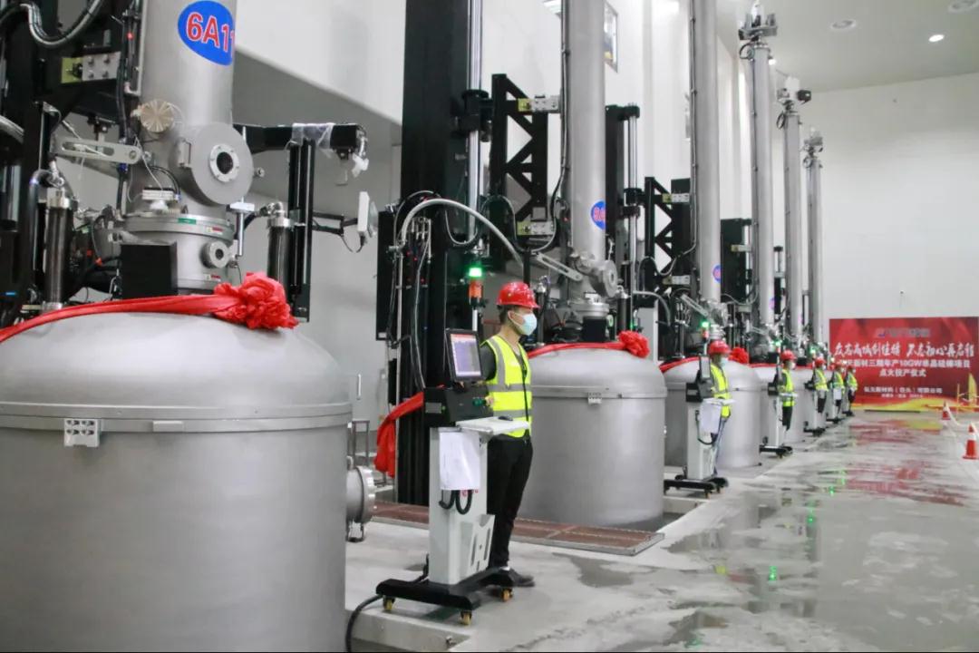 內(nèi)蒙古包頭弘元新材三期10GW單晶硅棒項(xiàng)目點(diǎn)火投產(chǎn)