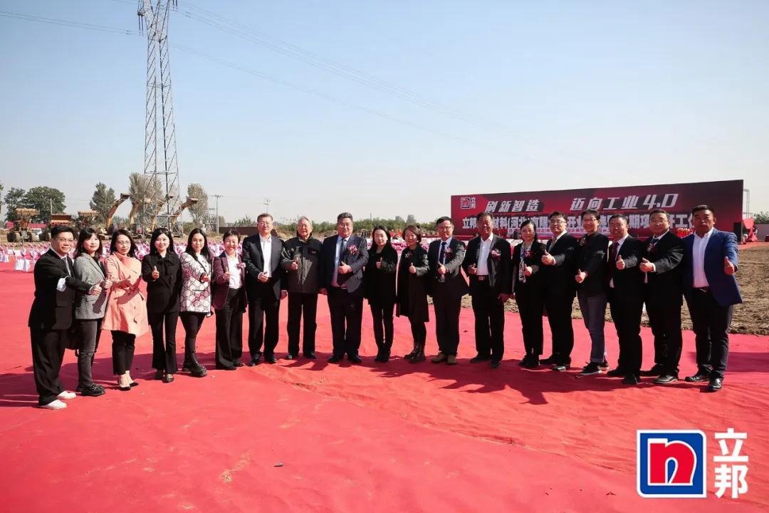 據(jù)悉，該基地總投資16億元，項(xiàng)目規(guī)劃占地296畝，建設(shè)年產(chǎn)40萬噸新型環(huán)保仿石材砂漿、100萬噸新型保溫砂漿及粉料系列產(chǎn)品及400萬噸新型環(huán)保特種干粉粉料系列產(chǎn)品、年產(chǎn)450萬平方米保溫裝飾一體板。項(xiàng)目全部建成后，預(yù)計(jì)可實(shí)現(xiàn)年銷售收入20億元。