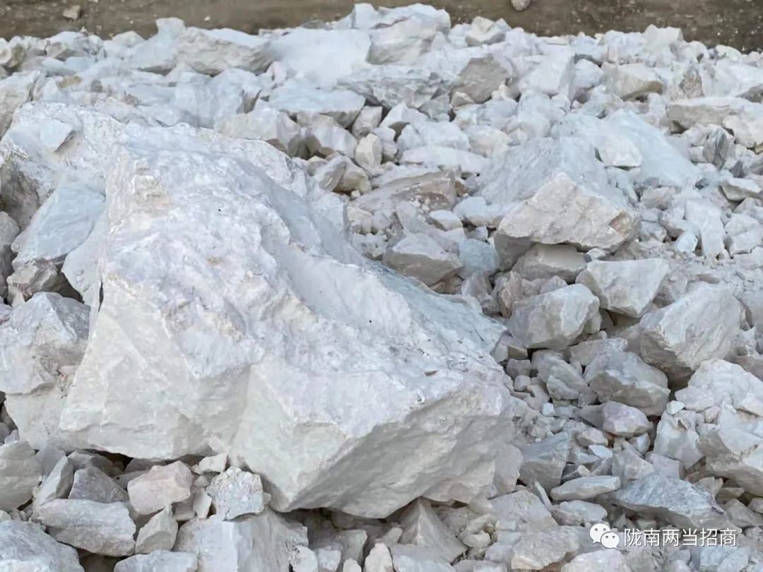 依托當?shù)匦酆竦膬?yōu)質方解石資源，開發(fā)鈣基新材料產業(yè)園。一期開發(fā)項目主要建設方解石粉體加工項目，規(guī)劃用地300畝，其中廠區(qū)建筑面積3.5萬平方米，產品包括重質碳酸鈣、輕質碳酸鈣、氧化鈣、氫氧化鈣、納米鈣等。根據(jù)產品用途，分行業(yè)、分類別逐步延伸到醫(yī)藥、食品、塑料制品、涂料、飼料、可降解材料等下游產業(yè)。