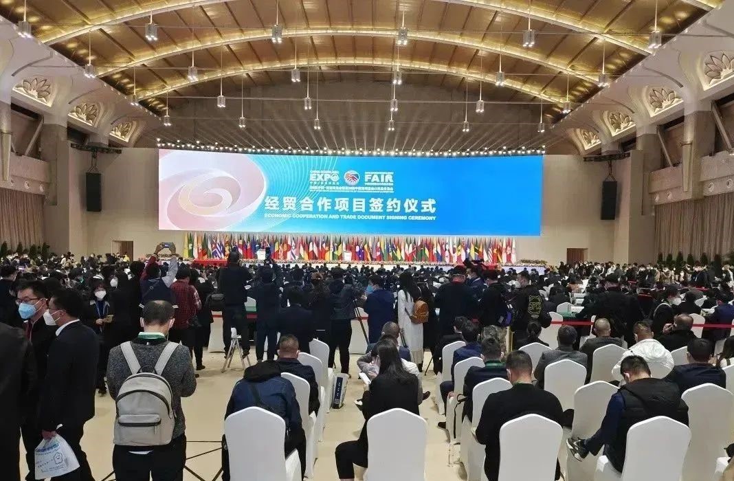 云南鹽津縣簽約年產(chǎn)200萬噸玻璃砂及高硼硅玻璃生產(chǎn)項(xiàng)目 　　