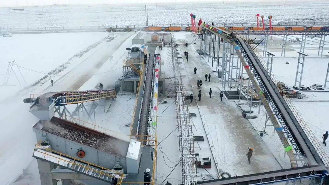 甘肅阿克塞縣中鴻控股集團(tuán)年產(chǎn)30萬噸石英砂項(xiàng)目試產(chǎn)