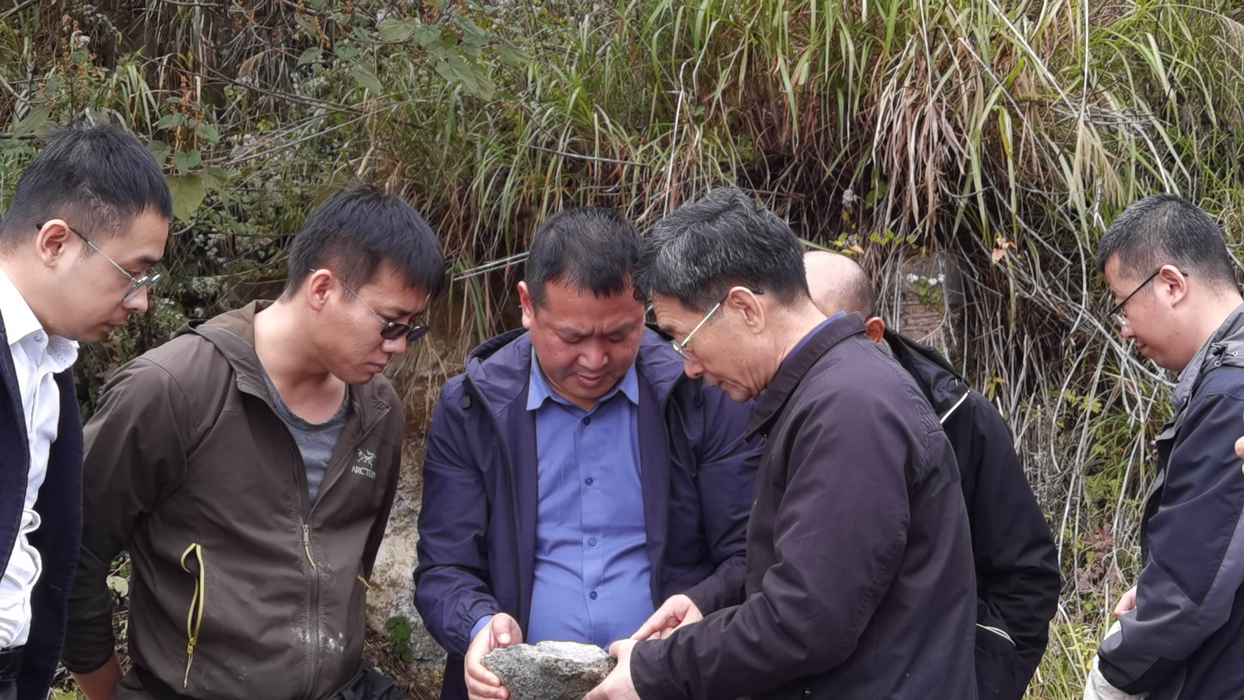 毛景文院士蒞臨鉛山縣龍頭崗-為嶺礦區(qū)指導工作