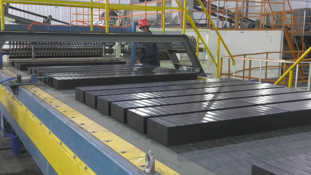 【產(chǎn)業(yè)】內(nèi)蒙古準(zhǔn)格爾旗：煤矸石“搖身”變成無機(jī)非金屬新材料 　　