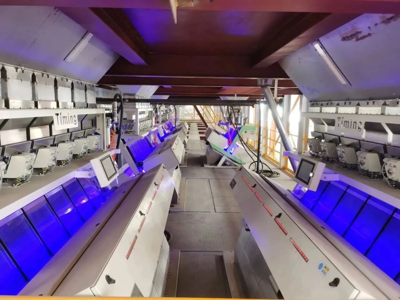 【資訊】甘肅阿克塞中鴻控股年產(chǎn)30萬噸石英砂項(xiàng)目全面投產(chǎn) 　　 　　