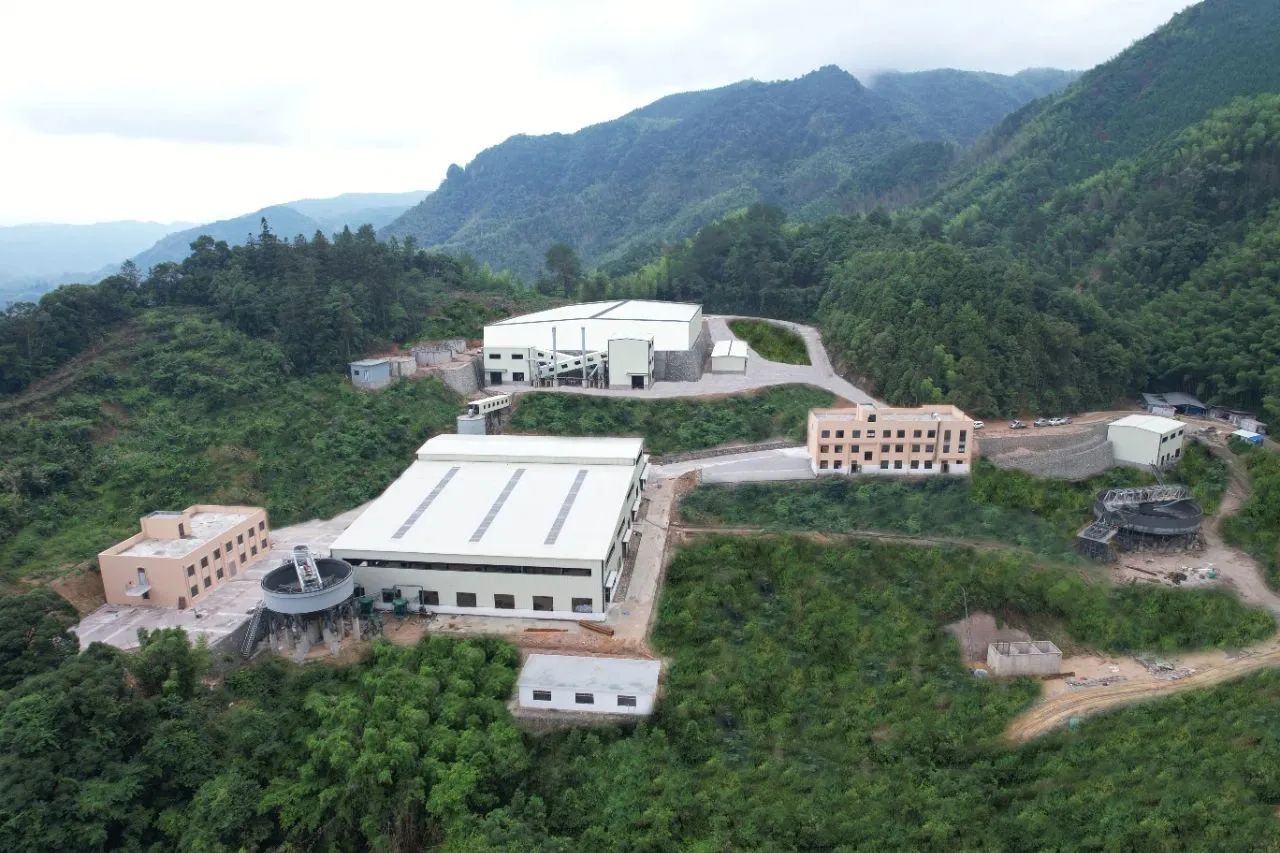 【項(xiàng)目】江西崇義縣金竹礦業(yè)楓樹下螢石礦正式投產(chǎn) 　　