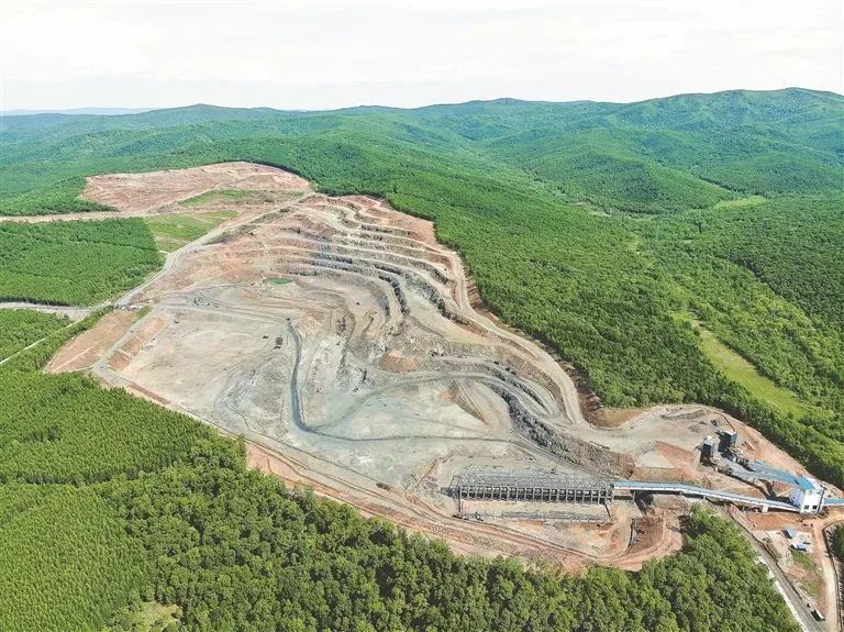 【產(chǎn)業(yè)】黑龍江蘿北縣：“中國石墨城”崛起百億級(jí)“黑金”產(chǎn)業(yè) 　　