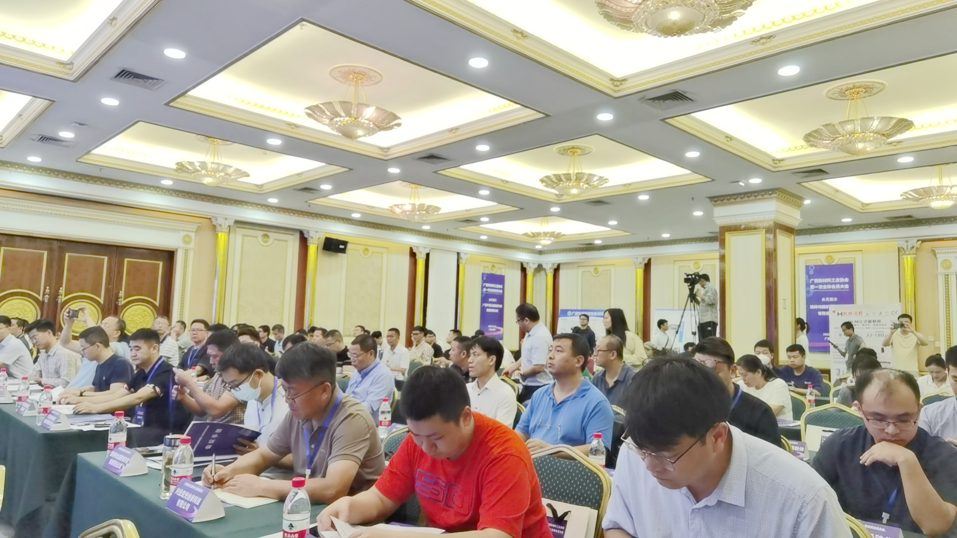 廣西自治區(qū)精品碳酸鈣產(chǎn)業(yè)集群專家咨詢委員會(huì)聘任儀式在南寧隆重舉行